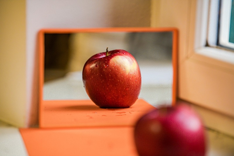 鏡に映ったりんご
